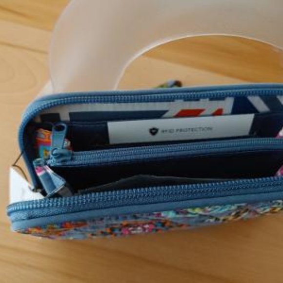 VERA BRADLEY BNWT RFID Grab & Go Wristlet RETIRED PATTERN - Picture 6 of 8